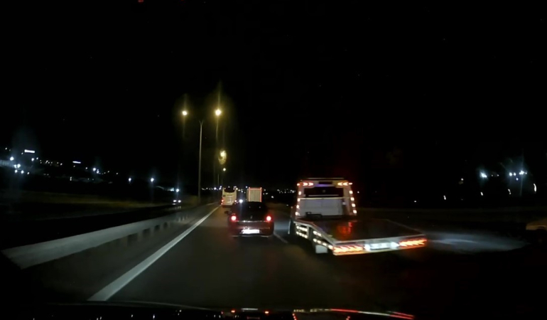 TRAFİK MAGANDALARI BU KEZ ÇEKİCİ SÜRÜCÜSÜ ÇIKTI: İKİ OTOMOBİL SÜRÜCÜSÜNÜ YOL BOYUNCA TACİZ ETTİLER