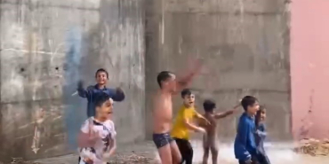 YAĞMUR SONRASI KÖPRÜ ŞELALEYE DÖNDÜ, ÇOCUKLAR BÖYLE EĞLENDİ SAĞANAKTA İLGİNÇ ANLAR: KİMİ KÜVETE GİRDİ, KİMİ YAĞMUR SUYUYLA SAÇINI YIKADI