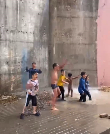 YAĞMUR SONRASI KÖPRÜ ŞELALEYE DÖNDÜ, ÇOCUKLAR BÖYLE EĞLENDİ SAĞANAKTA İLGİNÇ ANLAR: KİMİ KÜVETE GİRDİ, KİMİ YAĞMUR SUYUYLA SAÇINI YIKADI