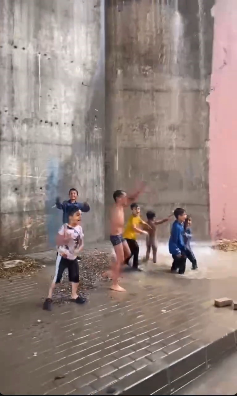 YAĞMUR SONRASI KÖPRÜ ŞELALEYE DÖNDÜ, ÇOCUKLAR BÖYLE EĞLENDİ SAĞANAKTA İLGİNÇ ANLAR: KİMİ KÜVETE GİRDİ, KİMİ YAĞMUR SUYUYLA SAÇINI YIKADI