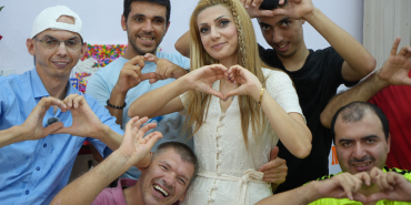 BU GÖRÜNTÜLER TÜRKİYE'NİN İÇİNİ ISITACAK ÖZEL ÖĞRENCİLERİ İLE KURDUĞU BAĞ HERKESİ DUYGULANDIRIYOR ÖZEL ÖĞRENCİLER SOSYAL MEDYANIN YILDIZI OLDU: SEVGİNİN GÜCÜ GÖRÜNTÜLERDE "ORTAK BİR DİL BULDUK VE SEVGİ DİLİNİ KEŞFETTİK"