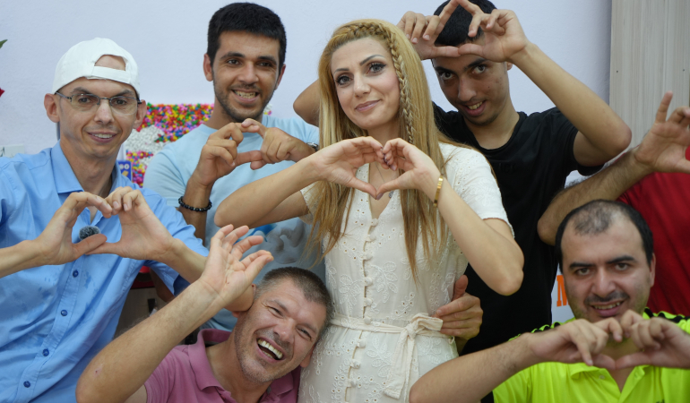 BU GÖRÜNTÜLER TÜRKİYE'NİN İÇİNİ ISITACAK ÖZEL ÖĞRENCİLERİ İLE KURDUĞU BAĞ HERKESİ DUYGULANDIRIYOR ÖZEL ÖĞRENCİLER SOSYAL MEDYANIN YILDIZI OLDU: SEVGİNİN GÜCÜ GÖRÜNTÜLERDE "ORTAK BİR DİL BULDUK VE SEVGİ DİLİNİ KEŞFETTİK"