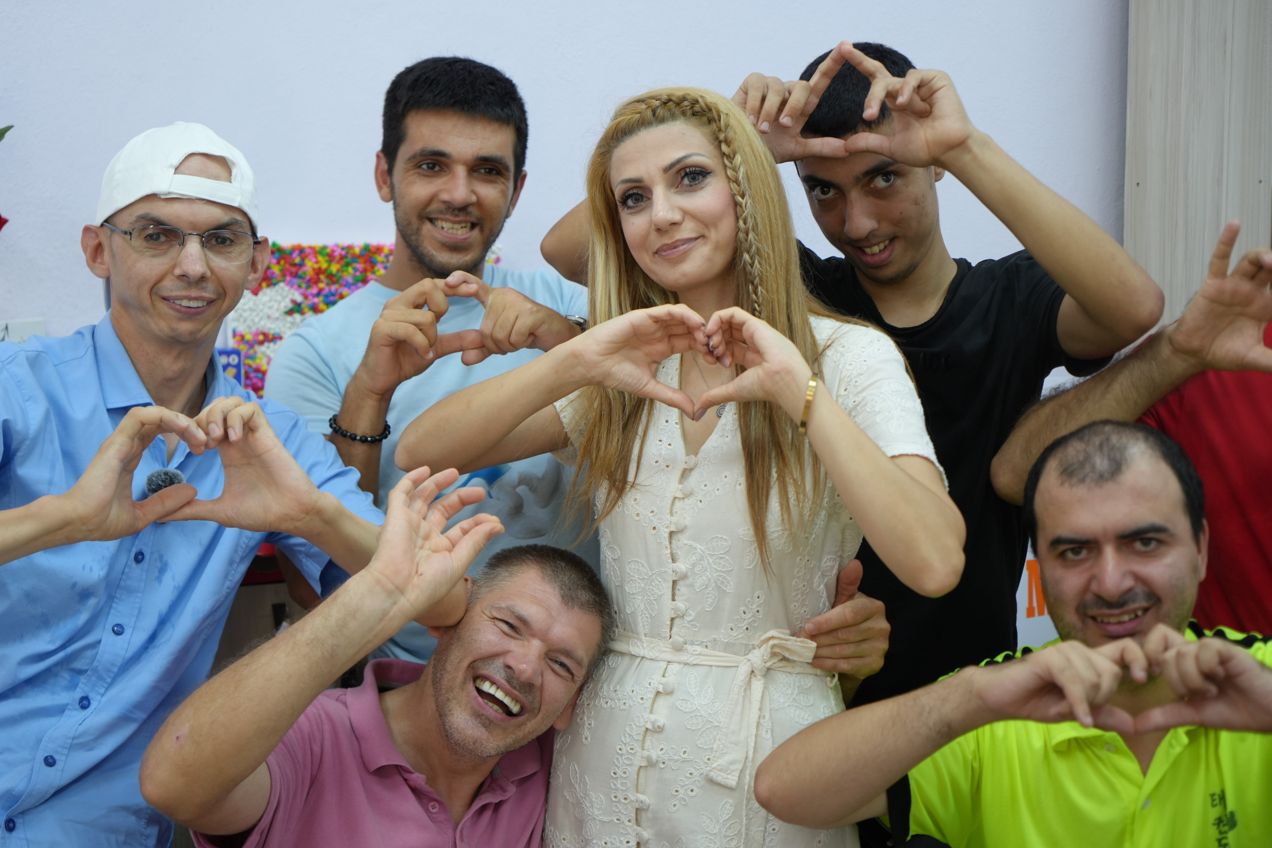 BU GÖRÜNTÜLER TÜRKİYE'NİN İÇİNİ ISITACAK ÖZEL ÖĞRENCİLERİ İLE KURDUĞU BAĞ HERKESİ DUYGULANDIRIYOR ÖZEL ÖĞRENCİLER SOSYAL MEDYANIN YILDIZI OLDU: SEVGİNİN GÜCÜ GÖRÜNTÜLERDE "ORTAK BİR DİL BULDUK VE SEVGİ DİLİNİ KEŞFETTİK"