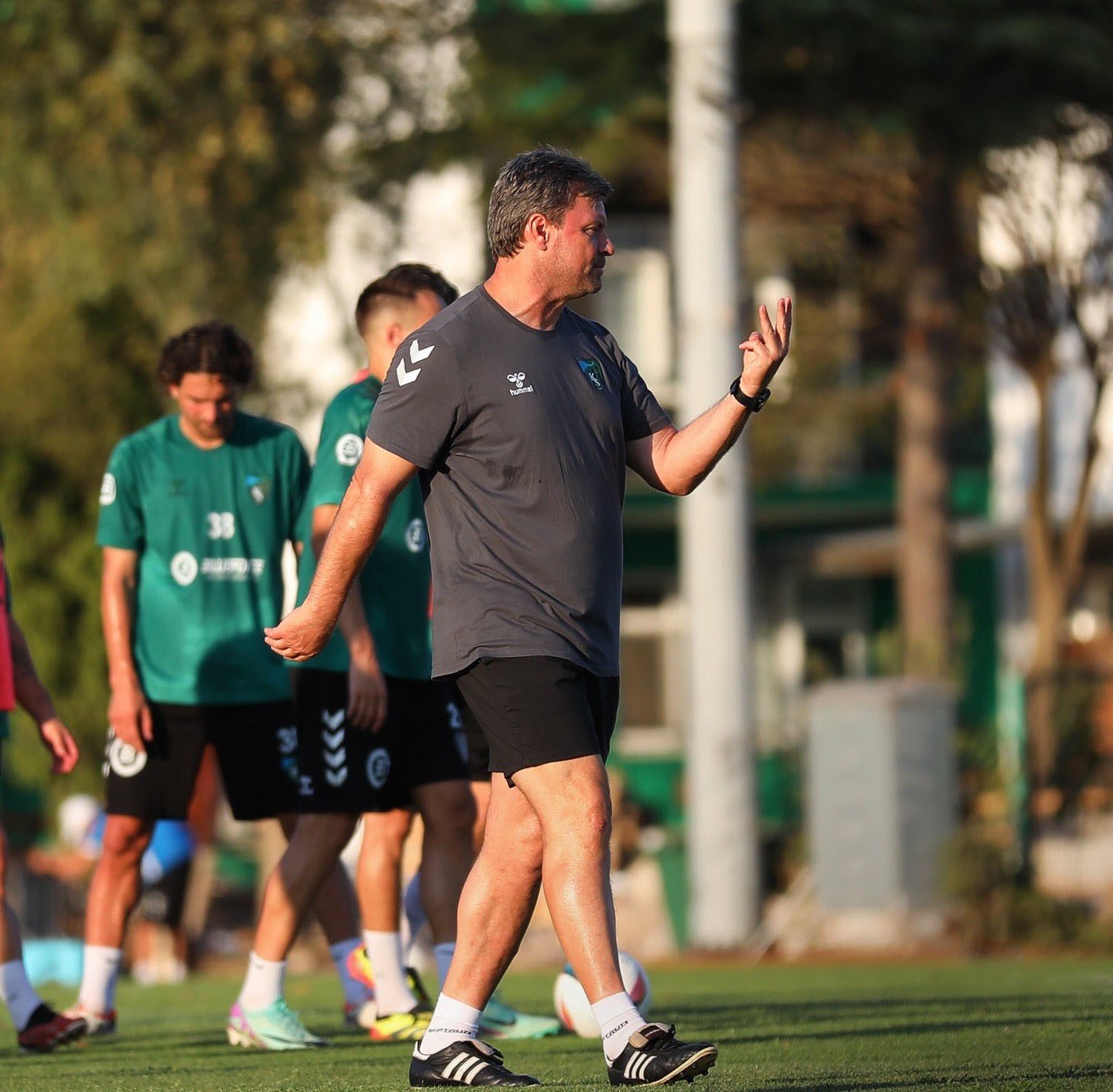 ERTUĞRUL SAĞLAM: "NET PENALTIMIZ VERİLMEDİ" KOCAELİSPOR TEKNİK DİREKTÖRÜ ERTUĞRUL SAĞLAM: "AĞIR HAKEM HATALARININ DEVAM ETMESİ GELECEK ADINA KARAMSARLIĞA İTİYOR"