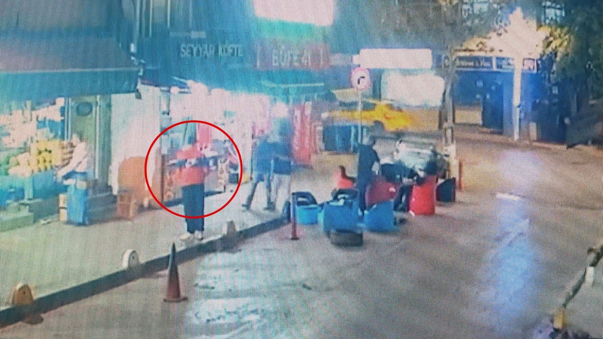 ESNAFI VURMUŞTU: DÜKKANIN MOTORUNU ÇALDIĞI, ŞİKAYET GERİ ÇEKİLMEYİNCE OLAYI GERÇEKLEŞTİRDİĞİ ORTAYA ÇIKTI ESNAFI TABANCA İLE YARALAYIP KAÇAN ŞÜPHELİ TUTUKLANDI