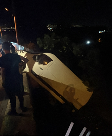 FRENİ BOŞALAN ARAÇ 2 METRELİK YÜKSEKLİKTE ASILI KALDI