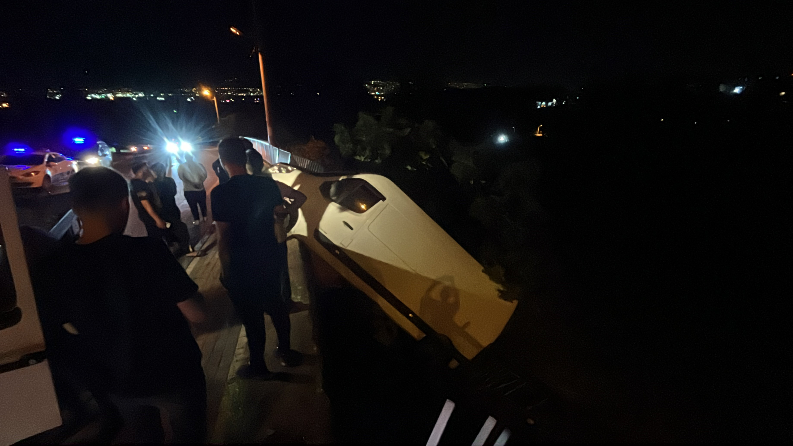 FRENİ BOŞALAN ARAÇ 2 METRELİK YÜKSEKLİKTE ASILI KALDI