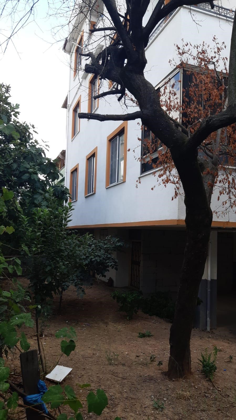 KOCAELİ'DE 15 YAŞINDAKİ KIZ 3. KATTAN DÜŞTÜ