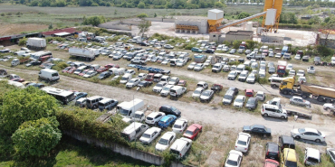 MİLYONLUK ARAÇLAR YEDİEMİNDE ÇÜRÜYOR "OTOPARK İŞLETMECİSİ TAYFUN BOSTAN:"5 6 MİLYON LİRALIK ARAÇ 5 YILDIR OTOPARKTA YATIYOR"