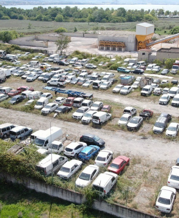 MİLYONLUK ARAÇLAR YEDİEMİNDE ÇÜRÜYOR "OTOPARK İŞLETMECİSİ TAYFUN BOSTAN:"5 6 MİLYON LİRALIK ARAÇ 5 YILDIR OTOPARKTA YATIYOR"