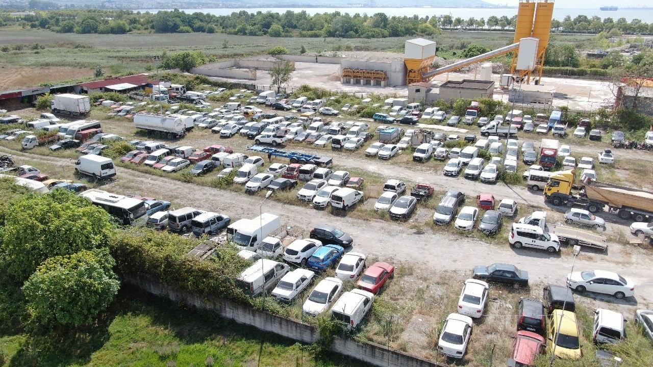 MİLYONLUK ARAÇLAR YEDİEMİNDE ÇÜRÜYOR "OTOPARK İŞLETMECİSİ TAYFUN BOSTAN:"5 6 MİLYON LİRALIK ARAÇ 5 YILDIR OTOPARKTA YATIYOR"
