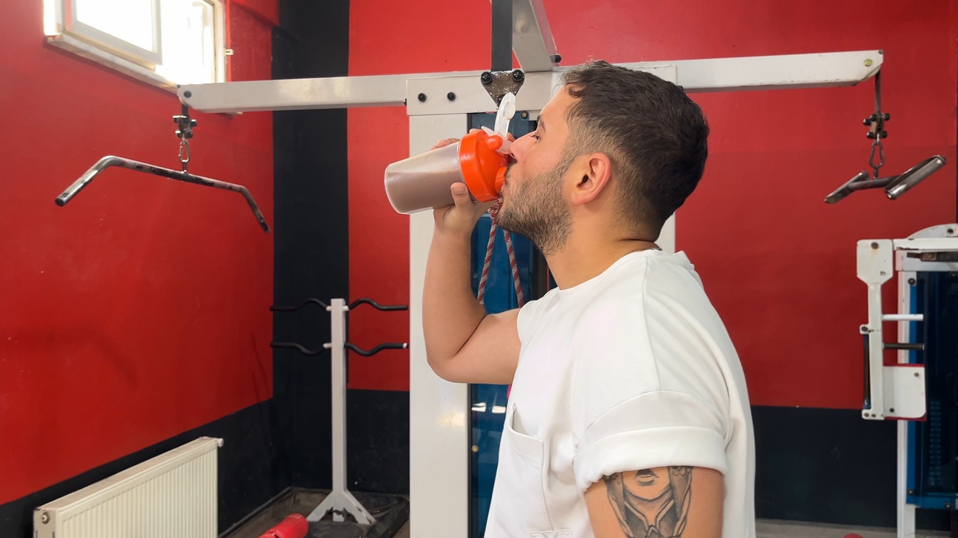 TAKVİYE BESİN TOZLARI KULLANANLAR DİKKAT FİTNESS ANTRENÖRÜ SEYHUN AÇIKGÖZ: "SUPPLEMENTLER ÖNERİLEN MİKTARDAN FAZLA KULLANILIYORSA SAĞLIĞINIZA ZARAR VEREBİLİR" "DENGELİ BESLENME OLMADAN SUPPLEMENTLERE PARA VERMEK YALNIZCA PARA KAYBIDIR"