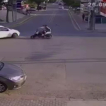 2 KİŞİNİN YARALANDIĞI OTOMOBİL İLE MOTOSİKLET KAZASI KAMERAYA YANSIDI