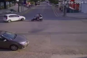 2 KİŞİNİN YARALANDIĞI OTOMOBİL İLE MOTOSİKLET KAZASI KAMERAYA YANSIDI