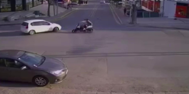 2 KİŞİNİN YARALANDIĞI OTOMOBİL İLE MOTOSİKLET KAZASI KAMERAYA YANSIDI