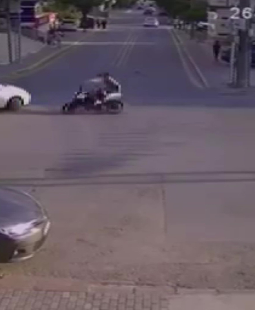 2 KİŞİNİN YARALANDIĞI OTOMOBİL İLE MOTOSİKLET KAZASI KAMERAYA YANSIDI