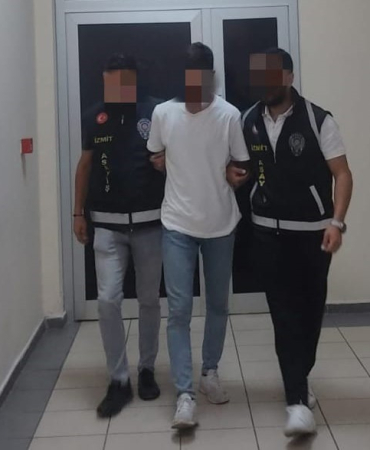 ARAÇTAN AÇTIĞI ATEŞLE 9 YAŞINDAKİ ÇOCUĞU YARALAYAN ŞÜPHELİ TUTUKLANDI