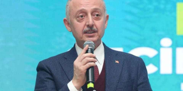 Büyükakın’dan Özel’e cevap “Sanırım bizi denizi foseptik çukuruna çeviren İzmir’le karıştırdı”