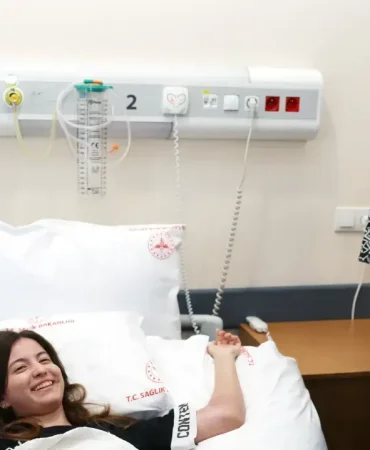 Cumhurbaşkanı Erdoğan, Gölcük Devlet Hastanesi’nde çocuk servisini ziyaret etti