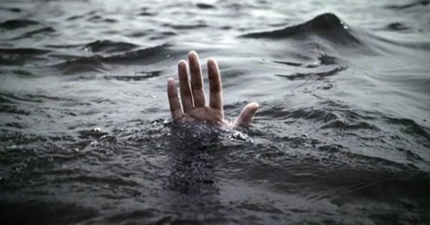 Denizde boğulma tehlikesi geçirdi, hastanede hayatını kaybetti