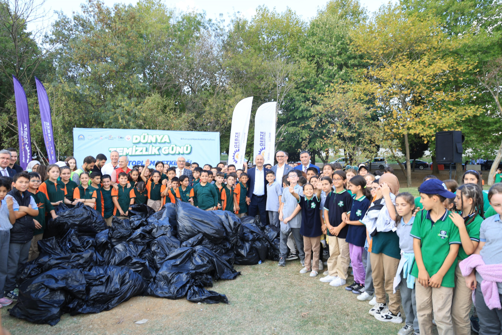 GEBZE'DE ÖĞRENCİLER YERE ATILAN ÇÖPLERİ TOPLAYARAK FARKINDALIK OLUŞTURDU