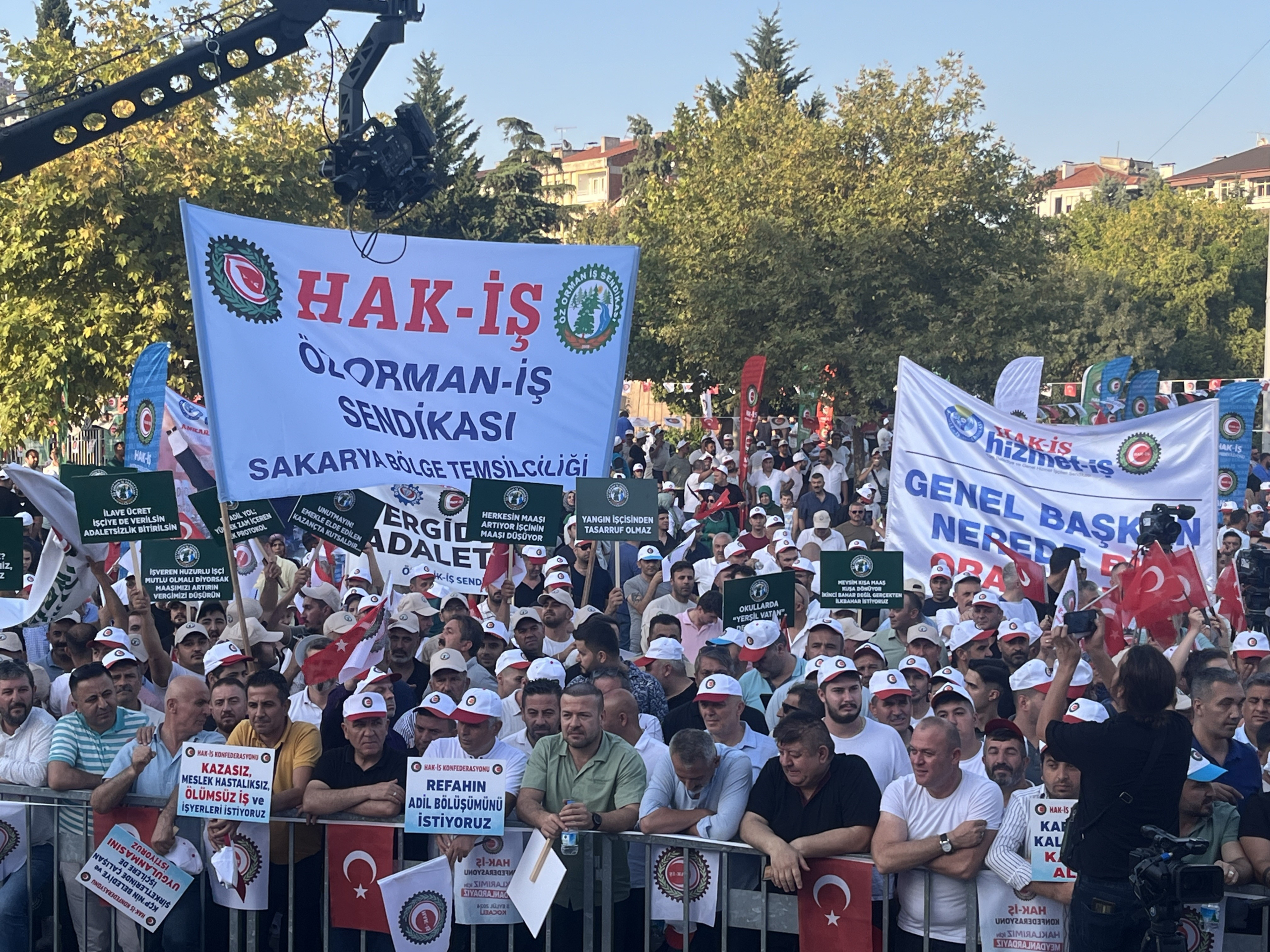 HAK İŞ'İN KAYSERİ'DEN SONRAKİ DURAĞI KOCAELİ OLDU HAK İŞ KONFEDERASYONU GENEL BAŞKANI ARSLAN: "ÇOK KAZANAN ÇOK VERSİN AZ KAZANAN AZ VERSİN, VERGİDE ADALET İSTİYORUZ" "BİZ BİR SİYASİ HAREKET DEĞİLİZ, BİZ SENDİKACIYIZ"