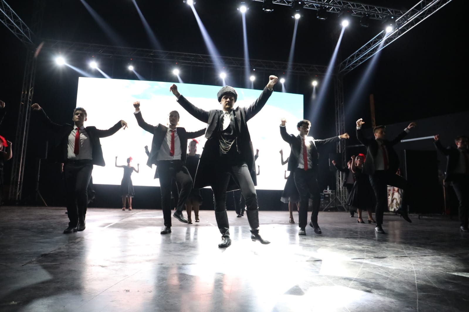 İzmit’ten Derince’ye Yayılan Nikomedia Ateşi Büyülü Geceyle Muhteşem Festival Başladı