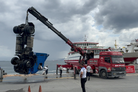 KOCAELİ'DE FRENİ BOŞALAN TIR DENİZE DÜŞTÜ