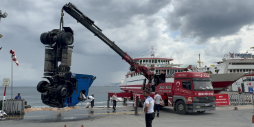 KOCAELİ'DE FRENİ BOŞALAN TIR DENİZE DÜŞTÜ
