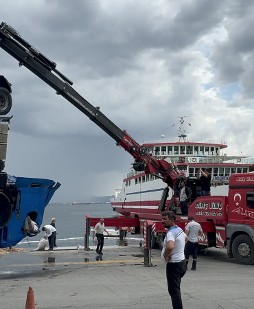 KOCAELİ'DE FRENİ BOŞALAN TIR DENİZE DÜŞTÜ