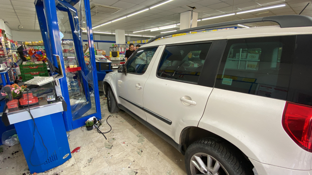 OTOMOBİL BİM'E DALDI, VATANDAŞ ÇEKİLİŞ VAR SANDI FREN YERİNE GAZA BASINCA MARKETE GİRDİ