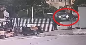 PİKAP İLE ÇARPIŞAN MOTOSİKLETLİNİN FECİ KAZA ANI KAMERAYA YANSIDI