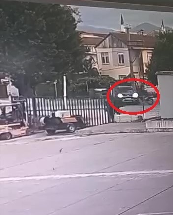 PİKAP İLE ÇARPIŞAN MOTOSİKLETLİNİN FECİ KAZA ANI KAMERAYA YANSIDI