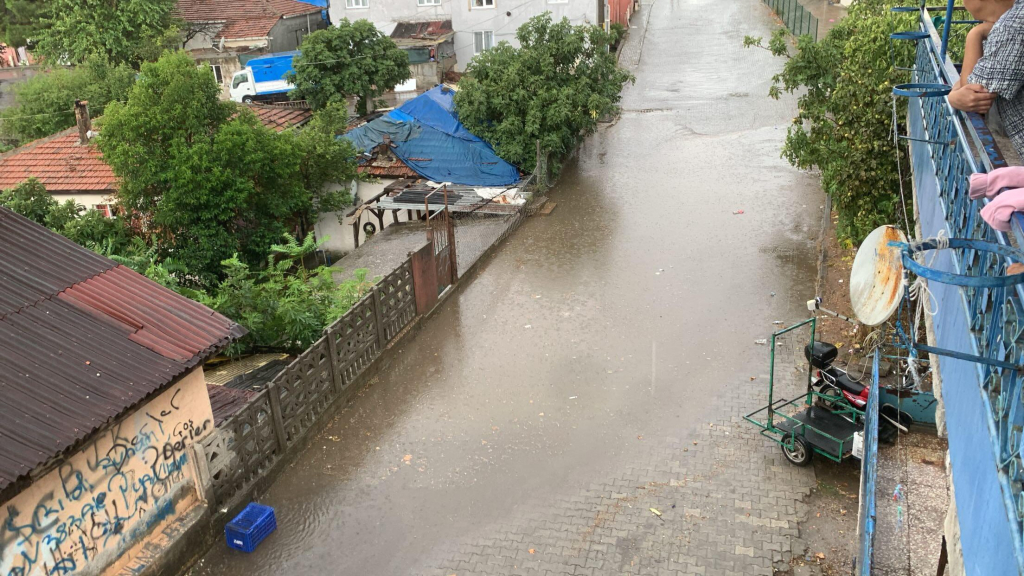 SAĞANAK BASTIRDI, DERİNCE SULAR ALTINDA KALDI YOLLAR DEREYE DÖNDÜ, EV VE İŞ YERLERİNİ SU BASTI