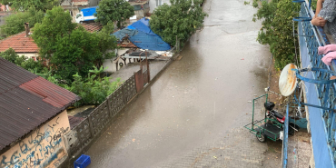 SAĞANAK BASTIRDI, DERİNCE SULAR ALTINDA KALDI YOLLAR DEREYE DÖNDÜ, EV VE İŞ YERLERİNİ SU BASTI