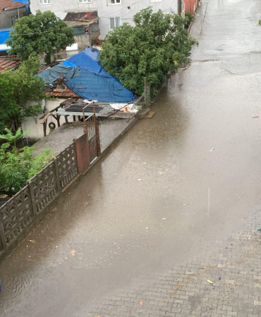 SAĞANAK BASTIRDI, DERİNCE SULAR ALTINDA KALDI YOLLAR DEREYE DÖNDÜ, EV VE İŞ YERLERİNİ SU BASTI