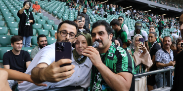 ŞARKICI BAYHAN'DAN KOCAELİSPOR CAMİASINA JEST "TAKIM TUTMUYORUM AMA BUNDAN SONRA KOCAELİSPORLUYUM" BAYHAN, KOCAELİSPOR'A ŞARKI BESTELEME SÖZÜ VERDİ