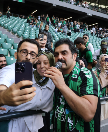 ŞARKICI BAYHAN'DAN KOCAELİSPOR CAMİASINA JEST "TAKIM TUTMUYORUM AMA BUNDAN SONRA KOCAELİSPORLUYUM" BAYHAN, KOCAELİSPOR'A ŞARKI BESTELEME SÖZÜ VERDİ