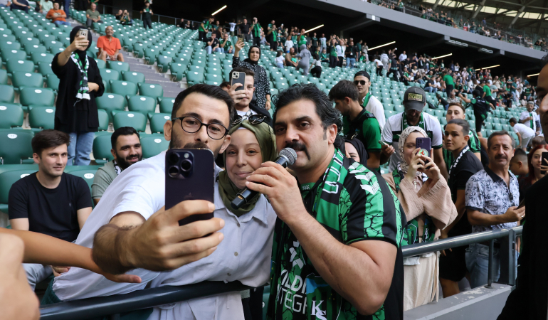 ŞARKICI BAYHAN'DAN KOCAELİSPOR CAMİASINA JEST "TAKIM TUTMUYORUM AMA BUNDAN SONRA KOCAELİSPORLUYUM" BAYHAN, KOCAELİSPOR'A ŞARKI BESTELEME SÖZÜ VERDİ