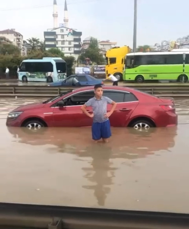 SEL SULARI YOLU TRAFİĞE KAPATTI, İSTANBUL'A D 100'DEN ULAŞIM KESİLDİ