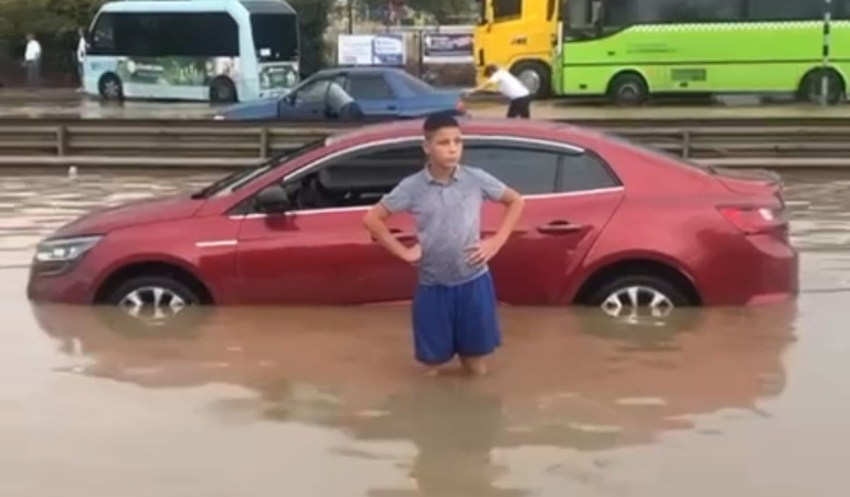 SEL SULARI YOLU TRAFİĞE KAPATTI, İSTANBUL'A D 100'DEN ULAŞIM KESİLDİ