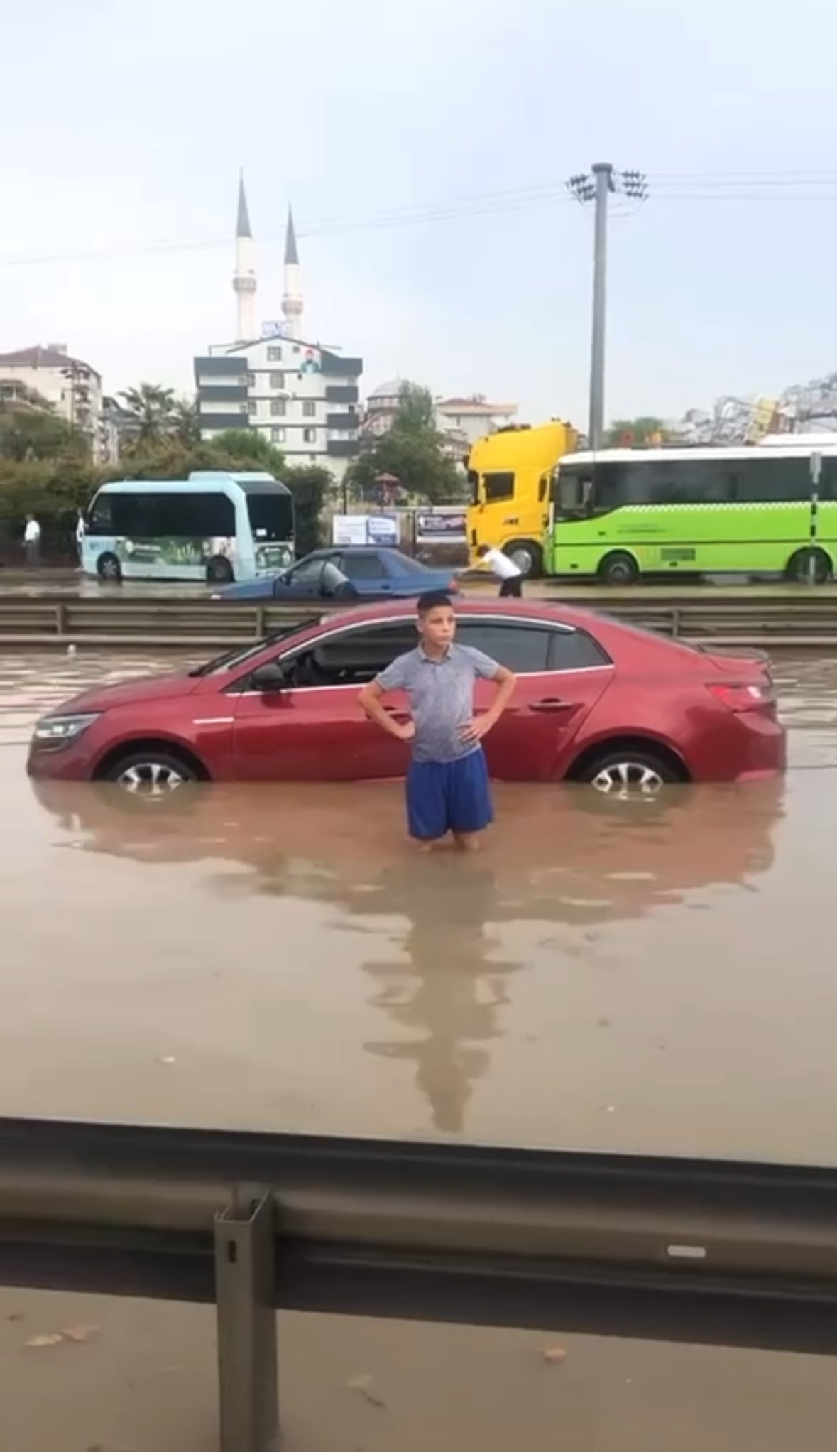 SEL SULARI YOLU TRAFİĞE KAPATTI, İSTANBUL'A D 100'DEN ULAŞIM KESİLDİ