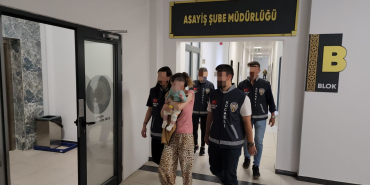 SUÇ MAKİNESİ KUCAĞINDA BEBEKLE TUTUKLANDI 625 BİN LİRALIK ZİYNET EŞYASI ÇALAN HIRSIZLAR KOCAELİ'DE POLİSE YAKALANDI