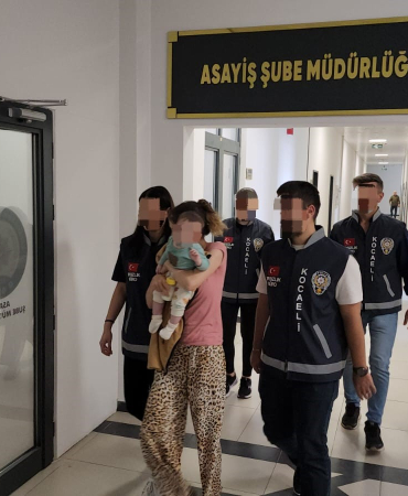 SUÇ MAKİNESİ KUCAĞINDA BEBEKLE TUTUKLANDI 625 BİN LİRALIK ZİYNET EŞYASI ÇALAN HIRSIZLAR KOCAELİ'DE POLİSE YAKALANDI