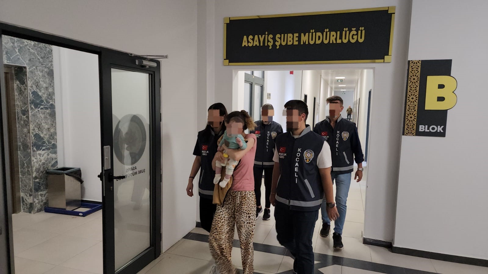 SUÇ MAKİNESİ KUCAĞINDA BEBEKLE TUTUKLANDI 625 BİN LİRALIK ZİYNET EŞYASI ÇALAN HIRSIZLAR KOCAELİ'DE POLİSE YAKALANDI