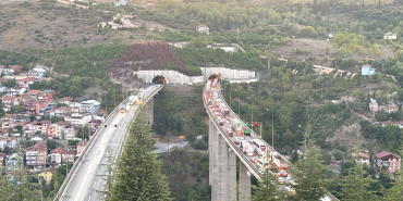TEM'DE 3 TIR KAZAYA KARIŞTI, 11 KİLOMETRELİK ARAÇ KUYRUĞU OLUŞTU