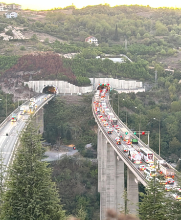 TEM'DE 3 TIR KAZAYA KARIŞTI, 11 KİLOMETRELİK ARAÇ KUYRUĞU OLUŞTU