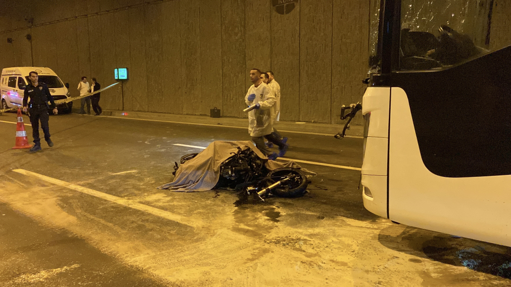 SULTANGAZİ CEBECİ TÜNELİ'NDE 2 MOTOSİKLETLİNİN TERS YÖNDE YAPTIĞI YARIŞ ÖLÜMLE SON BULDU: 1 ÖLÜ, 3 YARALI TÜNELE TERS YÖNDEN GİRİP YARIŞ YAPAN İKİ MOTOSİKLETLİYLE OTOBÜS KAFA KAFAYA ÇARPIŞTI: 1 ÖLÜ, 3 YARALI