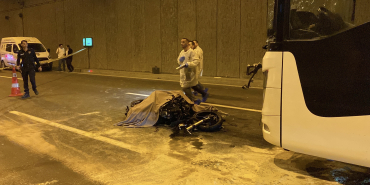 SULTANGAZİ CEBECİ TÜNELİ'NDE 2 MOTOSİKLETLİNİN TERS YÖNDE YAPTIĞI YARIŞ ÖLÜMLE SON BULDU: 1 ÖLÜ, 3 YARALI TÜNELE TERS YÖNDEN GİRİP YARIŞ YAPAN İKİ MOTOSİKLETLİYLE OTOBÜS KAFA KAFAYA ÇARPIŞTI: 1 ÖLÜ, 3 YARALI