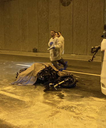 SULTANGAZİ CEBECİ TÜNELİ'NDE 2 MOTOSİKLETLİNİN TERS YÖNDE YAPTIĞI YARIŞ ÖLÜMLE SON BULDU: 1 ÖLÜ, 3 YARALI TÜNELE TERS YÖNDEN GİRİP YARIŞ YAPAN İKİ MOTOSİKLETLİYLE OTOBÜS KAFA KAFAYA ÇARPIŞTI: 1 ÖLÜ, 3 YARALI